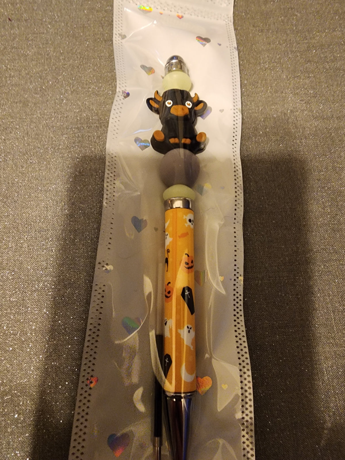 Highland cow Halloween base pen with glow in the dark beads
