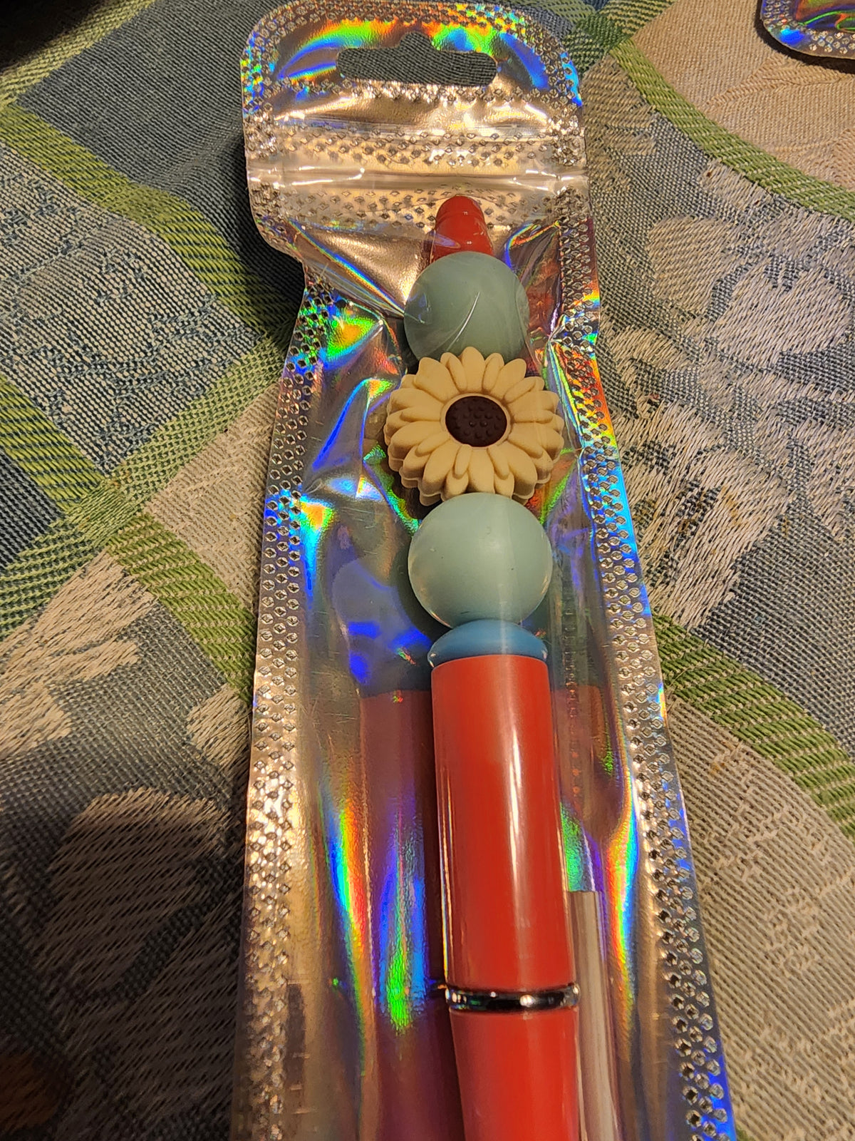 Beige daisy pen