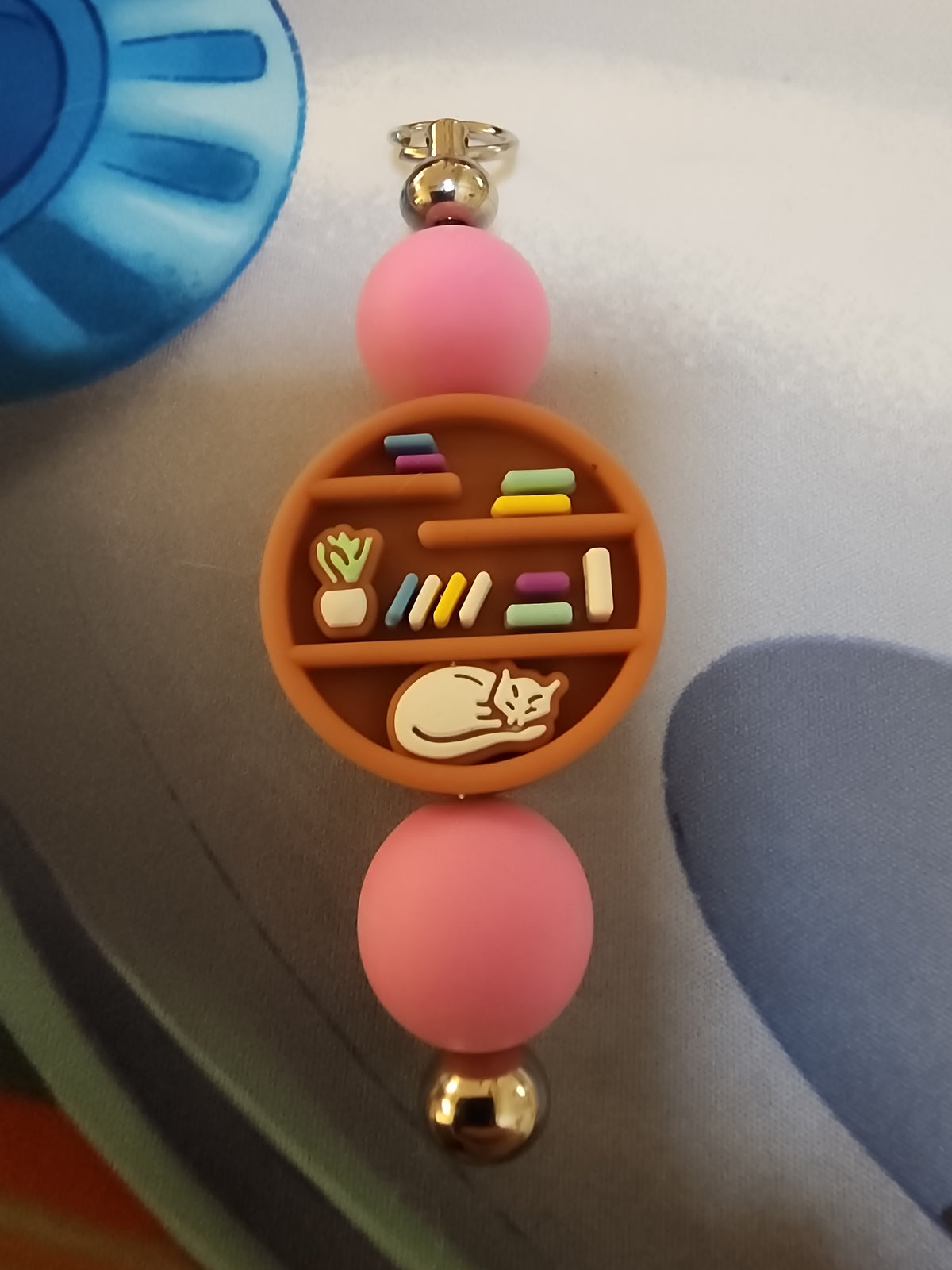 Bookcase with cat 🐈 keychain